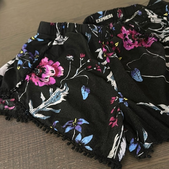 Express Size Small Black Floral Shorts - Picture 3 of 4